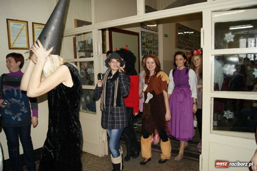 Zdjęcie w galerii na portalu naszraciborz.pl: Międzynarodowy karnawał w ZSZ wiadomości z regionu