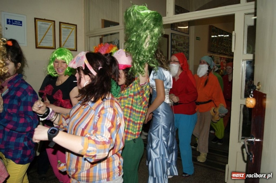 Zdjęcie w galerii na portalu naszraciborz.pl: Międzynarodowy karnawał w ZSZ wiadomości z regionu