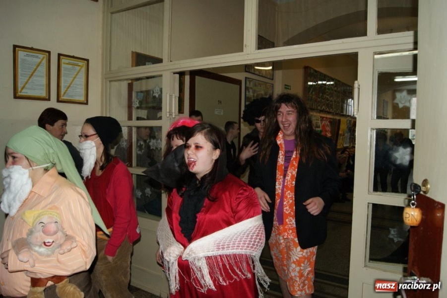 Zdjęcie w galerii na portalu naszraciborz.pl: Międzynarodowy karnawał w ZSZ wiadomości z regionu