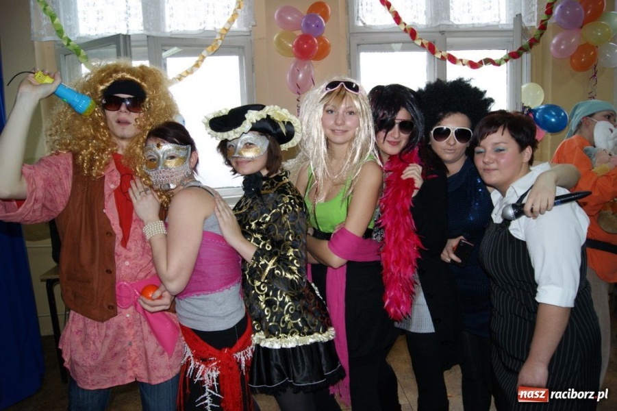Zdjęcie w galerii na portalu naszraciborz.pl: Międzynarodowy karnawał w ZSZ wiadomości z regionu