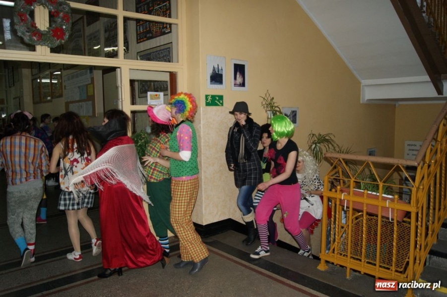 Zdjęcie w galerii na portalu naszraciborz.pl: Międzynarodowy karnawał w ZSZ wiadomości z regionu