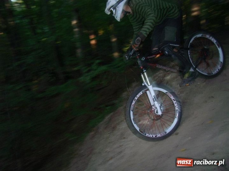 Zdjęcie w galerii na portalu naszraciborz.pl: Ostra jazda z górki. Co wiemy o downhillu? wiadomości z regionu