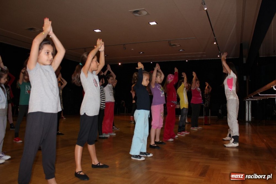 Zdjęcie w galerii na portalu naszraciborz.pl: Tańczą z Manuelą w RCK-u wiadomości z regionu