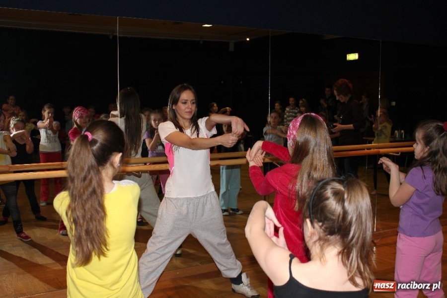 Zdjęcie w galerii na portalu naszraciborz.pl: Tańczą z Manuelą w RCK-u wiadomości z regionu