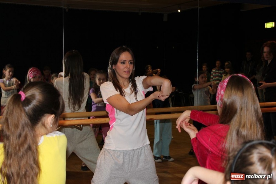 Zdjęcie w galerii na portalu naszraciborz.pl: Tańczą z Manuelą w RCK-u wiadomości z regionu
