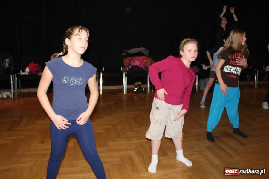 Zdjęcie w galerii na portalu naszraciborz.pl: Tańczą z Manuelą w RCK-u wiadomości z regionu