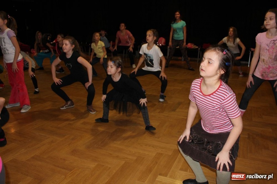 Zdjęcie w galerii na portalu naszraciborz.pl: Tańczą z Manuelą w RCK-u wiadomości z regionu