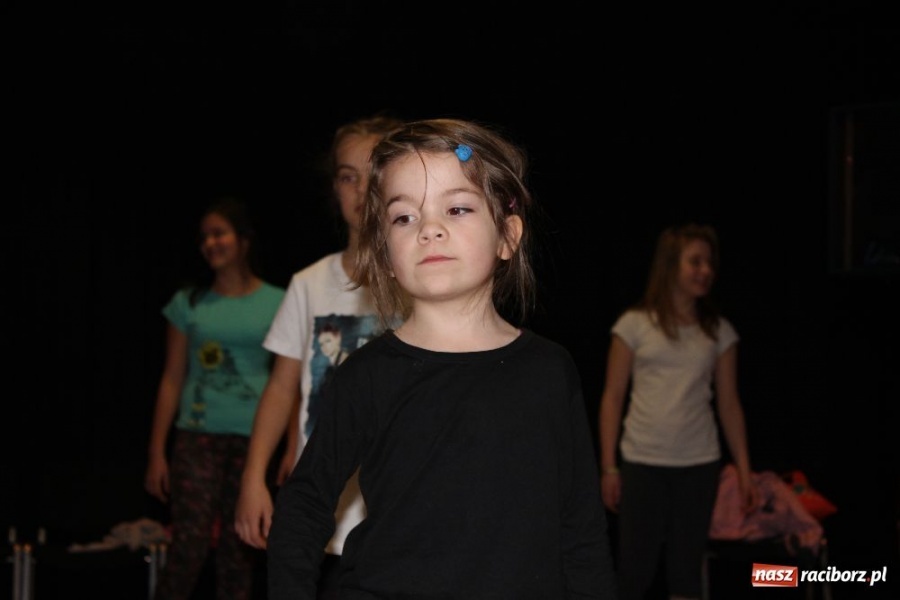 Zdjęcie w galerii na portalu naszraciborz.pl: Tańczą z Manuelą w RCK-u wiadomości z regionu