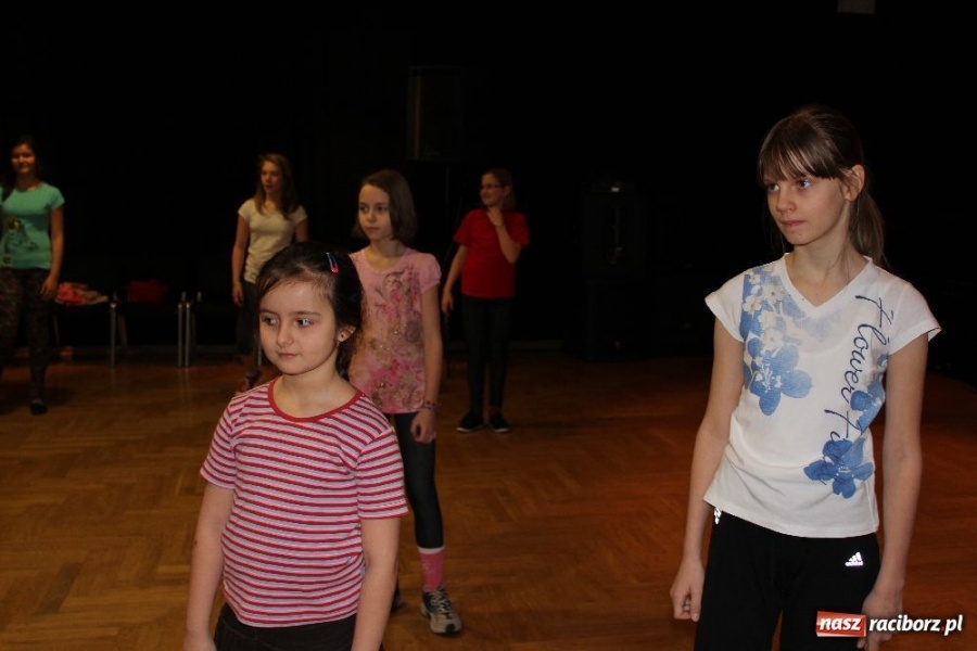 Zdjęcie w galerii na portalu naszraciborz.pl: Tańczą z Manuelą w RCK-u wiadomości z regionu