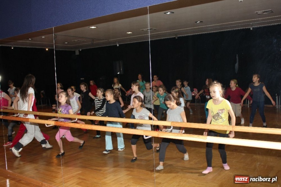 Zdjęcie w galerii na portalu naszraciborz.pl: Tańczą z Manuelą w RCK-u wiadomości z regionu