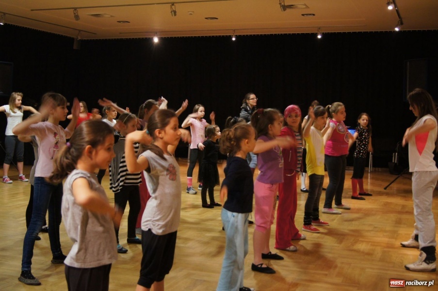 Zdjęcie w galerii na portalu naszraciborz.pl: Tańczą z Manuelą w RCK-u wiadomości z regionu