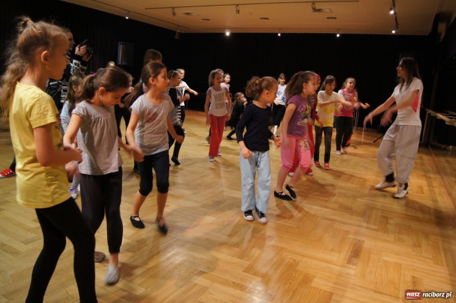 Zdjęcie w galerii na portalu naszraciborz.pl: Tańczą z Manuelą w RCK-u wiadomości z regionu