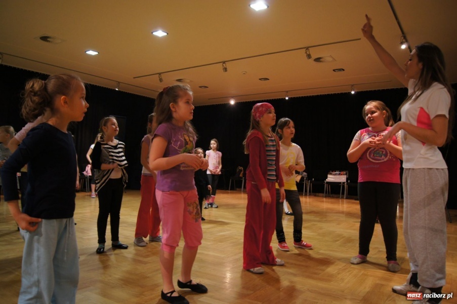 Zdjęcie w galerii na portalu naszraciborz.pl: Tańczą z Manuelą w RCK-u wiadomości z regionu
