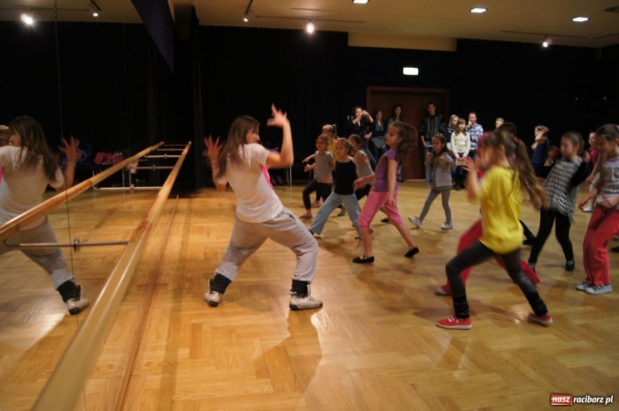 Zdjęcie w galerii na portalu naszraciborz.pl: Tańczą z Manuelą w RCK-u wiadomości z regionu