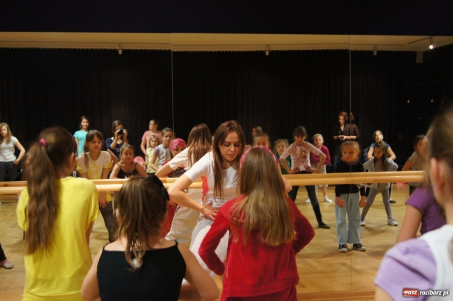 Zdjęcie w galerii na portalu naszraciborz.pl: Tańczą z Manuelą w RCK-u wiadomości z regionu