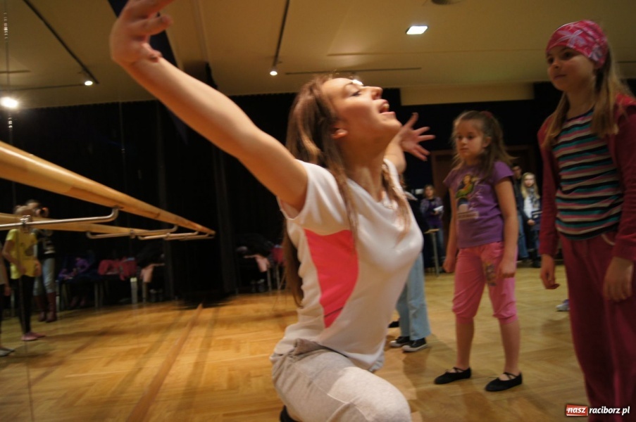 Zdjęcie w galerii na portalu naszraciborz.pl: Tańczą z Manuelą w RCK-u wiadomości z regionu