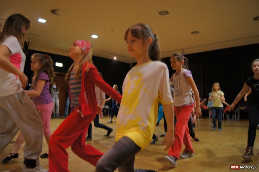 Zdjęcie w galerii na portalu naszraciborz.pl: Tańczą z Manuelą w RCK-u wiadomości z regionu