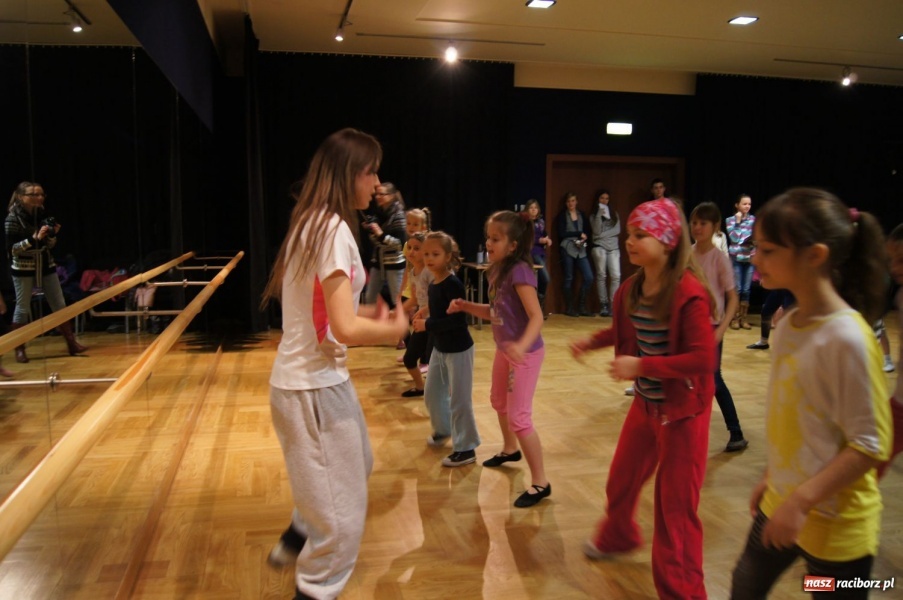 Zdjęcie w galerii na portalu naszraciborz.pl: Tańczą z Manuelą w RCK-u wiadomości z regionu