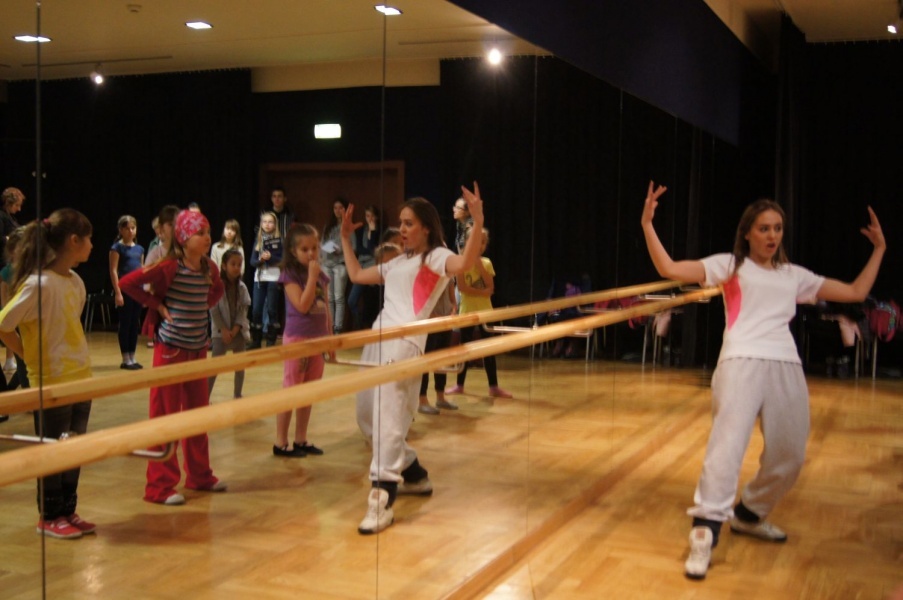 Zdjęcie w galerii na portalu naszraciborz.pl: Tańczą z Manuelą w RCK-u wiadomości z regionu