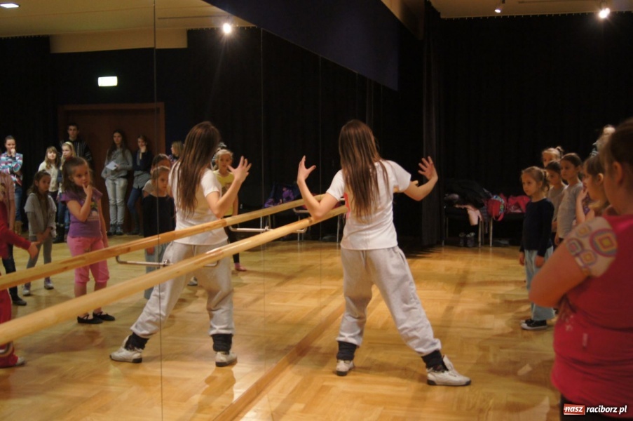 Zdjęcie w galerii na portalu naszraciborz.pl: Tańczą z Manuelą w RCK-u wiadomości z regionu