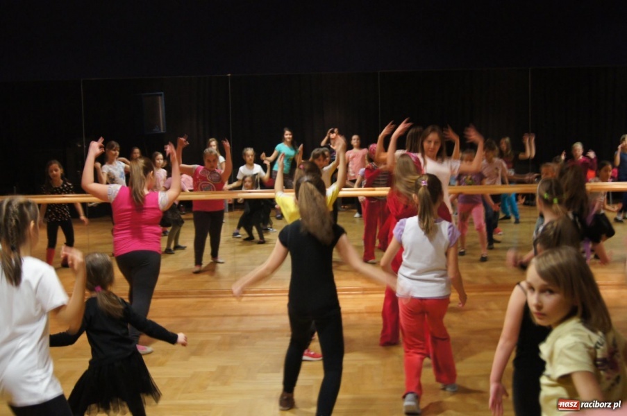 Zdjęcie w galerii na portalu naszraciborz.pl: Tańczą z Manuelą w RCK-u wiadomości z regionu