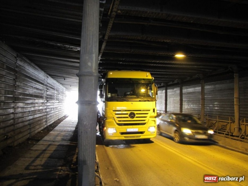 Zdjęcie w galerii na portalu naszraciborz.pl: Tir utknął pod wiaduktem wiadomości z regionu