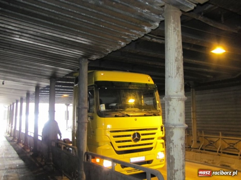 Zdjęcie w galerii na portalu naszraciborz.pl: Tir utknął pod wiaduktem wiadomości z regionu
