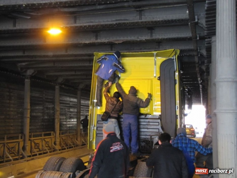 Zdjęcie w galerii na portalu naszraciborz.pl: Tir utknął pod wiaduktem wiadomości z regionu