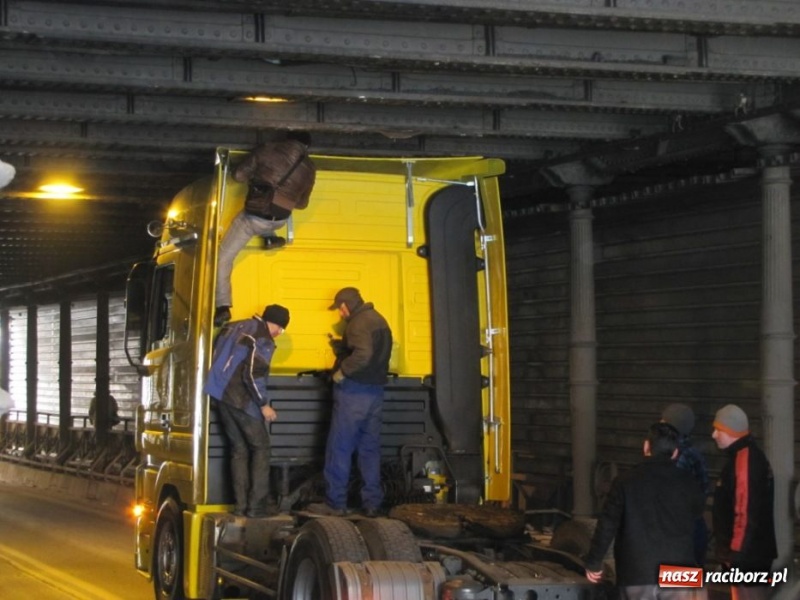 Zdjęcie w galerii na portalu naszraciborz.pl: Tir utknął pod wiaduktem wiadomości z regionu