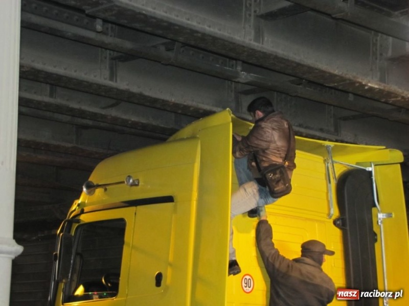 Zdjęcie w galerii na portalu naszraciborz.pl: Tir utknął pod wiaduktem wiadomości z regionu