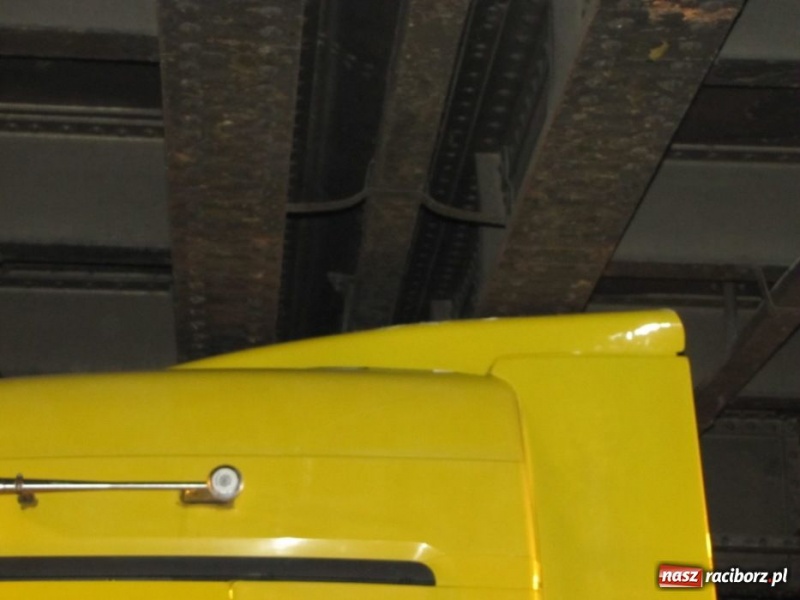 Zdjęcie w galerii na portalu naszraciborz.pl: Tir utknął pod wiaduktem wiadomości z regionu