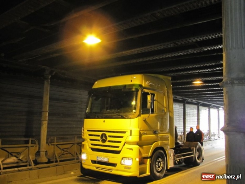 Zdjęcie w galerii na portalu naszraciborz.pl: Tir utknął pod wiaduktem wiadomości z regionu