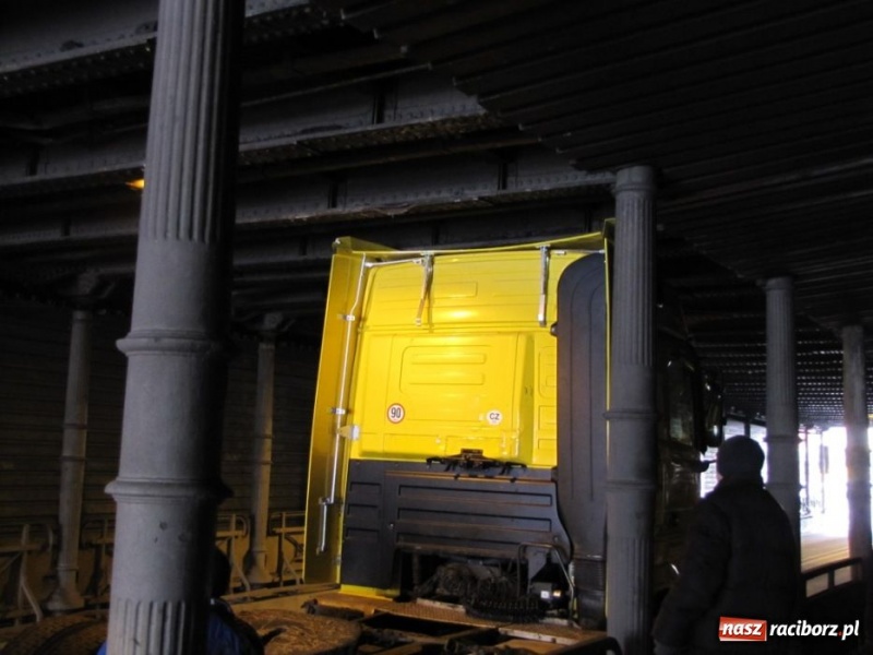 Zdjęcie w galerii na portalu naszraciborz.pl: Tir utknął pod wiaduktem wiadomości z regionu