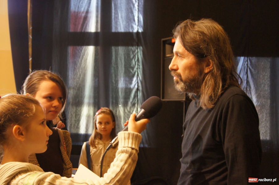 Zdjęcie w galerii na portalu naszraciborz.pl: Kondrak śpiewał z młodzieżą w Strzesze wiadomości z regionu