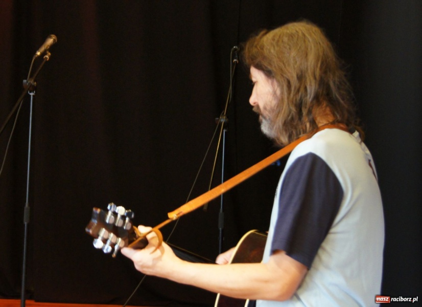 Zdjęcie w galerii na portalu naszraciborz.pl: Kondrak śpiewał z młodzieżą w Strzesze wiadomości z regionu