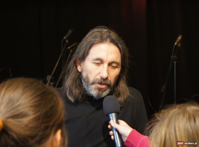 Zdjęcie w galerii na portalu naszraciborz.pl: Kondrak śpiewał z młodzieżą w Strzesze wiadomości z regionu