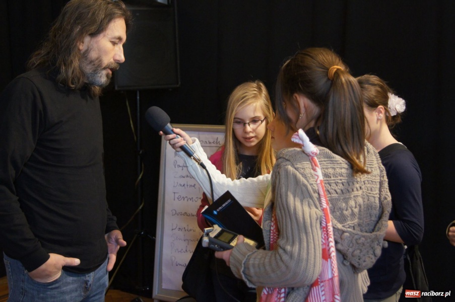 Zdjęcie w galerii na portalu naszraciborz.pl: Kondrak śpiewał z młodzieżą w Strzesze wiadomości z regionu