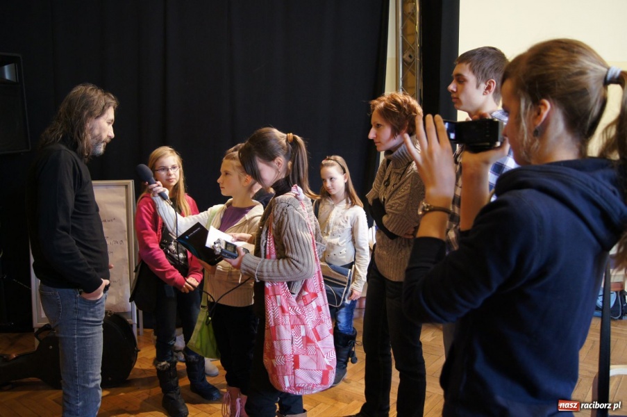 Zdjęcie w galerii na portalu naszraciborz.pl: Kondrak śpiewał z młodzieżą w Strzesze wiadomości z regionu