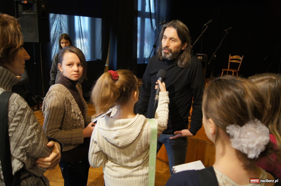 Zdjęcie w galerii na portalu naszraciborz.pl: Kondrak śpiewał z młodzieżą w Strzesze wiadomości z regionu