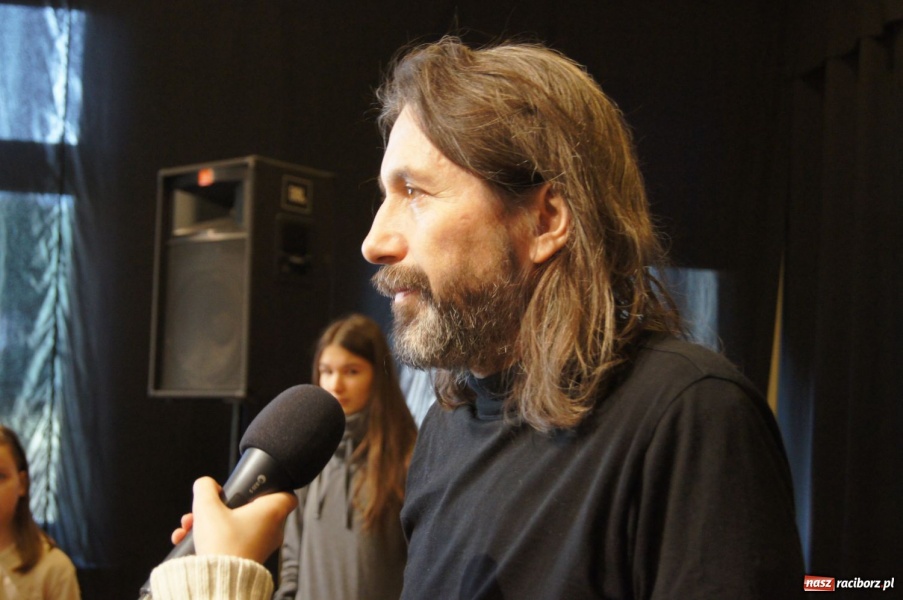 Zdjęcie w galerii na portalu naszraciborz.pl: Kondrak śpiewał z młodzieżą w Strzesze wiadomości z regionu