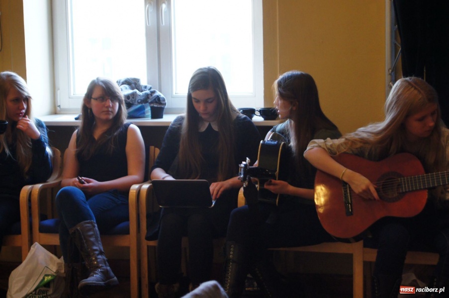 Zdjęcie w galerii na portalu naszraciborz.pl: Kondrak śpiewał z młodzieżą w Strzesze wiadomości z regionu