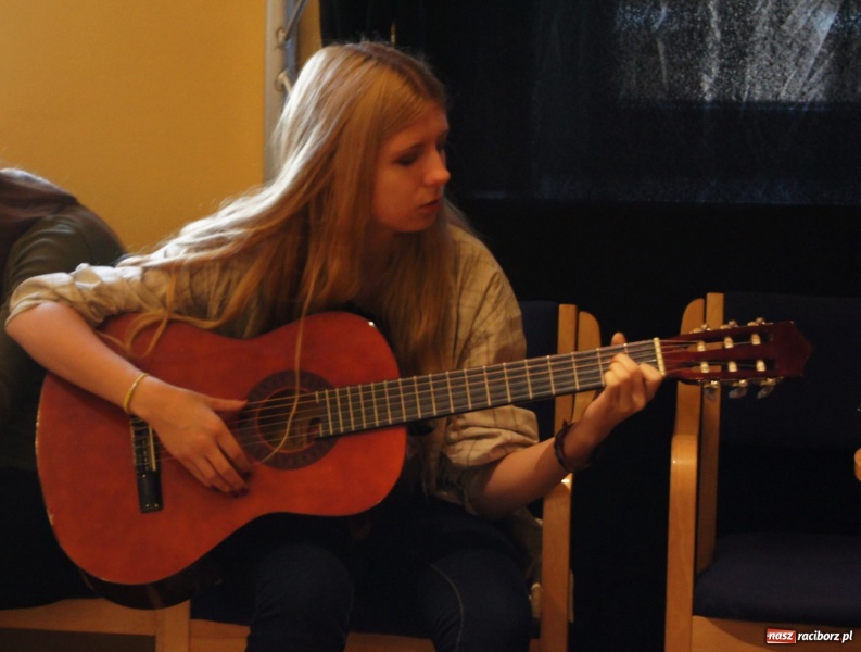 Zdjęcie w galerii na portalu naszraciborz.pl: Kondrak śpiewał z młodzieżą w Strzesze wiadomości z regionu