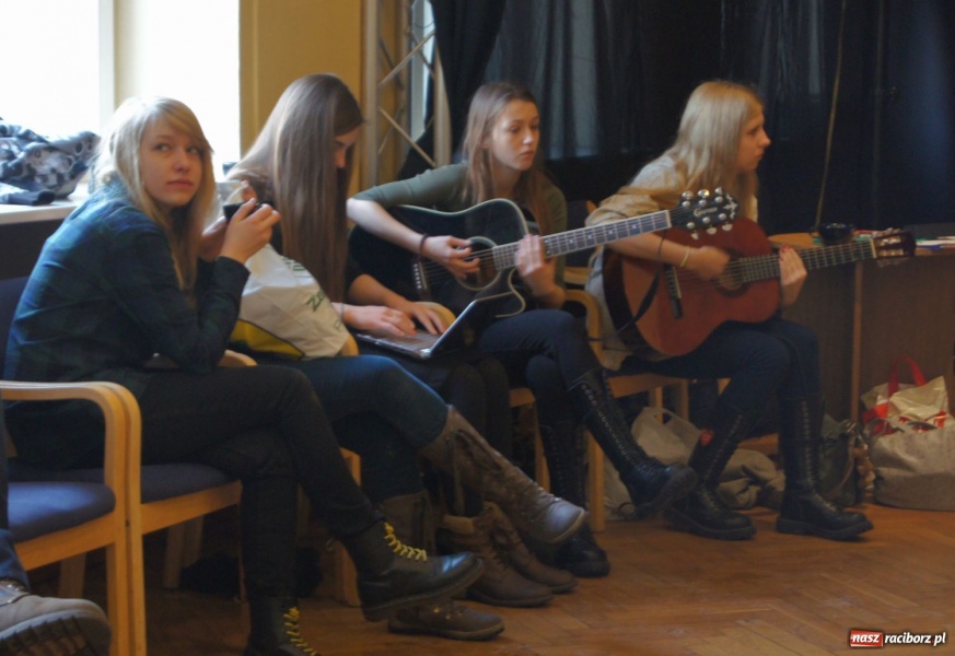 Zdjęcie w galerii na portalu naszraciborz.pl: Kondrak śpiewał z młodzieżą w Strzesze wiadomości z regionu