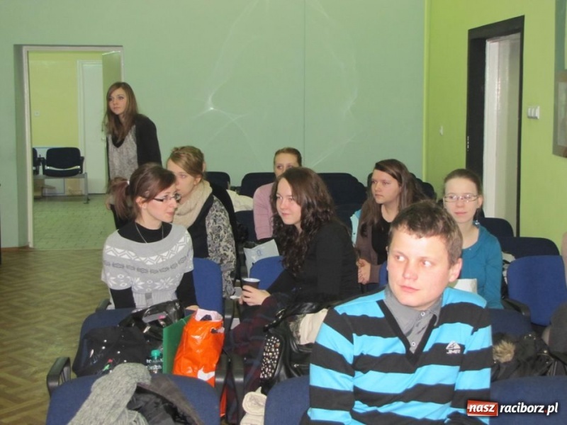 Zdjęcie w galerii na portalu naszraciborz.pl: Trener ekipy Haliny Młynkowej w MDK wiadomości z regionu