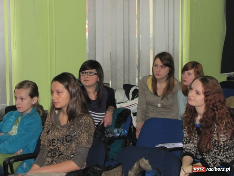 Zdjęcie w galerii na portalu naszraciborz.pl: Trener ekipy Haliny Młynkowej w MDK wiadomości z regionu