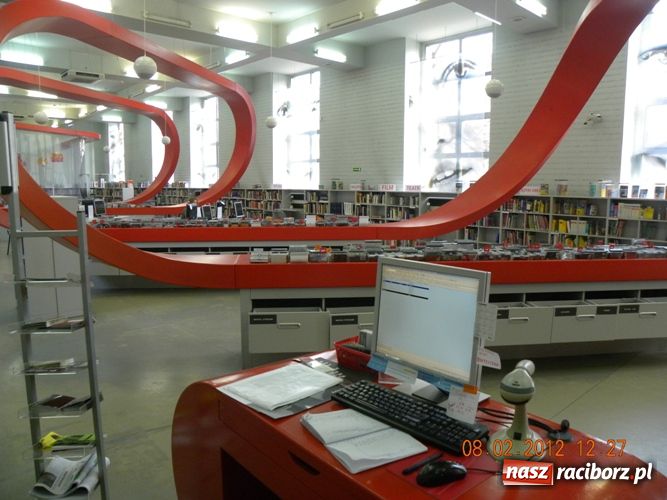 Zdjęcie w galerii na portalu naszraciborz.pl: Zwiedzili Mediatekę i Humanitarium wiadomości z regionu