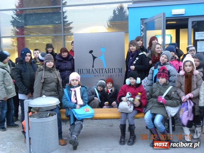 Zdjęcie w galerii na portalu naszraciborz.pl: Zwiedzili Mediatekę i Humanitarium wiadomości z regionu