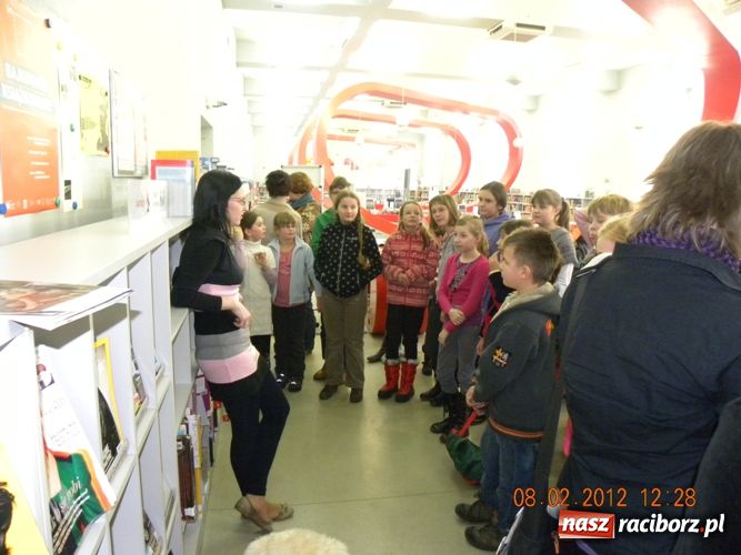 Zdjęcie w galerii na portalu naszraciborz.pl: Zwiedzili Mediatekę i Humanitarium wiadomości z regionu