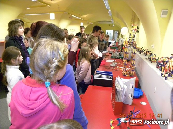 Zdjęcie w galerii na portalu naszraciborz.pl: Zwiedzili Mediatekę i Humanitarium wiadomości z regionu