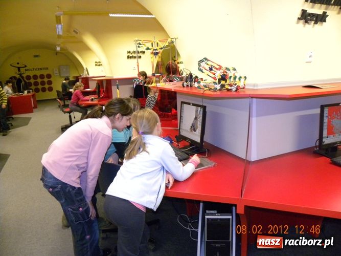 Zdjęcie w galerii na portalu naszraciborz.pl: Zwiedzili Mediatekę i Humanitarium wiadomości z regionu